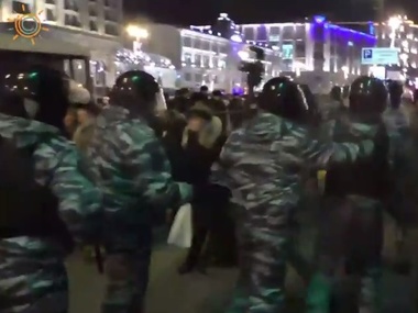 На Манежной кричали "Слава Украине!" Протестующих массово задерживают