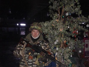 Украинские военнослужашие установили новогоднюю елку в донецком аэропорту