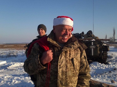 Москаль в качестве Деда Мороза проехался по передовым блокпостам украинских войск. Фоторепортаж