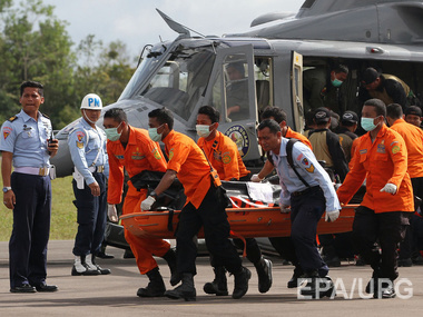 На месте крушения самолета AirAsia обнаружены тела 16 из 162 погибших