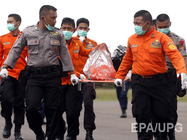 СМИ: Спасатели обнаружили тела еще 30 пассажиров с рейса AirAsia