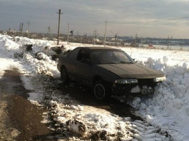 Мародеры разграбили автомобили, брошенные на одесской трассе во время снегопада. Фоторепортаж