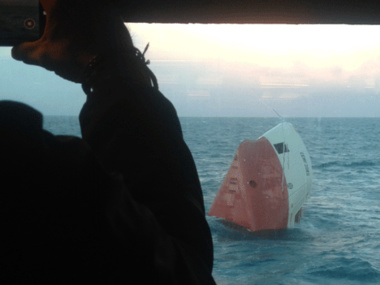 Членов экипажа грузового судна, которое перевернулось у берегов Шотландии, так и не нашли
