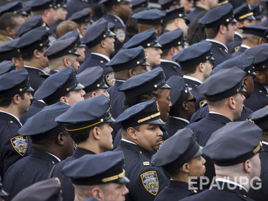 В Нью-Йорке похоронили полицейских, убитых афроамериканцем в отместку за смерти темнокожих 