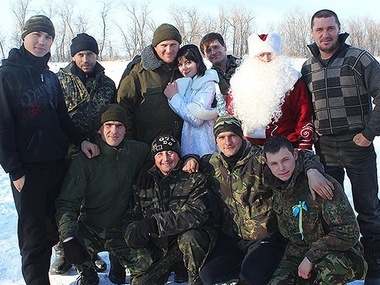 В Славянске Дед Мороз и Снегурочка поздравили военных на блокпостах
