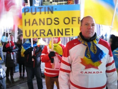 Украинцы Канады устроили пикет против Путина перед финалом молодежного чемпионата по хоккею