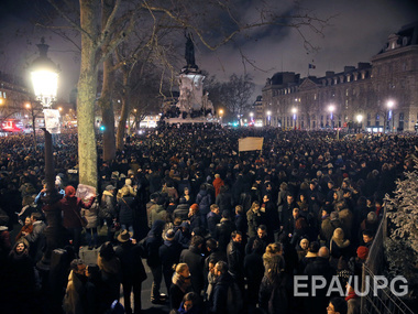 Париж скорбит по погибшим журналистам Charlie Hebdo. Фоторепортаж