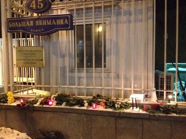В Москве проверяли документы у желающих оставить свечку или цветы у французского посольства