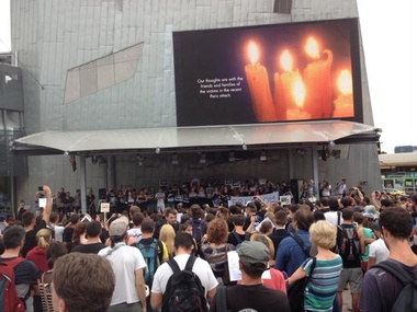 В центре Мельбурна более 3 тыс. человек почтили память погибших во время атаки на Charlie Hebdo