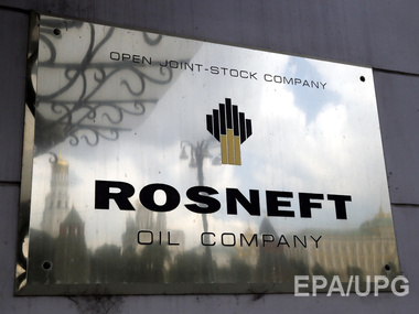 СМИ: "Роснефть" приостановила некоторые проекты из-за падения рубля и цен на нефть