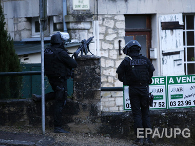 Между террористами, напавшими на Charlie Hebdo, и полицией завязалась перестрелка