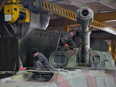 Военные ремонтники в Ровенской области восстанавливают технику для АТО. Фоторепортаж