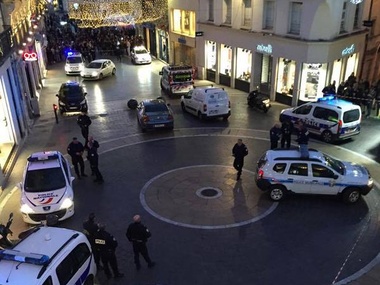 СМИ: Во Франции грабители захватили заложников в ювелирном магазине