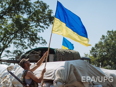 В Сумской области двое выпивших студентов хотели снять украинский флаг с флагштока