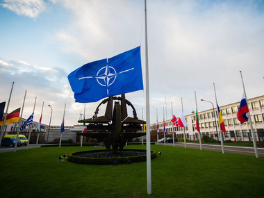 В штаб-квартире НАТО приспустили флаги в знак солидарности с Францией