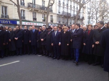 Порошенко в Париже провел встречу с Меркель перед началом Марша единства