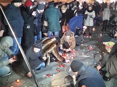 На Майдане началась акция в память о жертвах теракта в Мариуполе. Фоторепортаж
