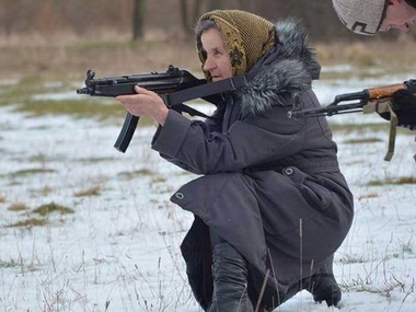 Во Львовской области бабушка обучается военному делу