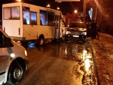 СМИ: В Донецке джип с террористами столкнулся с маршруткой