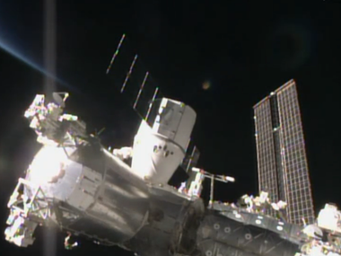 Космический корабль SpaceX Dragon успешно пристыковался к МКС