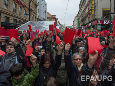 Во время акции протеста Земану показали "красные карточки"