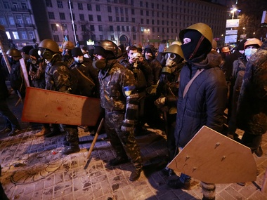 УП: Кордоны милиции на Европейской площади штурмует "Правый сектор"