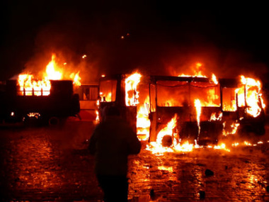 На Грушевского митингующие подожгли всю милицейскую спецтехнику и автобусы