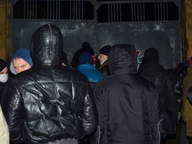 Активисты Львова, Одессы и Ровно блокируют базы спецподразделений милиции