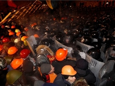 Милиция применила слезоточивый газ, а митингующие подожгли автобус на Грушевского