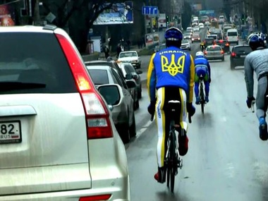 По оккупированному Симферополю катались велосипедисты с украинской символикой