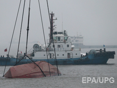 В Китае спасатели ищут 20 пассажиров затонувшего буксира