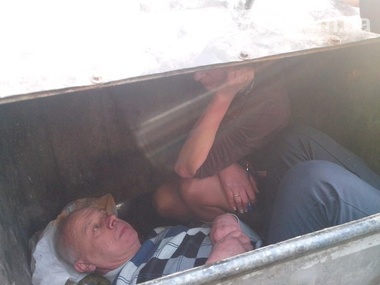 В Тернопольской области двух судей бросили в мусорный бак