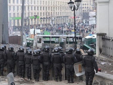 Милиция на Грушевского бросила в митингующих "коктейль Молотова"