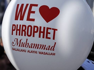 На воздушных шарах с митинга против карикатур на Мухаммеда в Грозном нашли ошибку в слове "пророк"