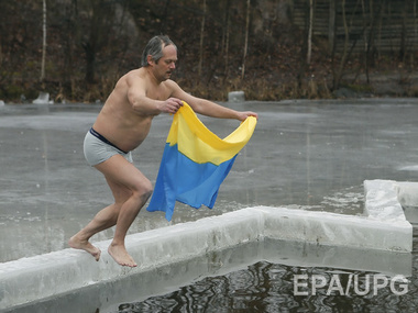 Украинцы празднуют Крещенье Господне купанием в проруби. Фоторепортаж