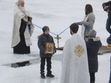 Пресс-центр АТО: В Луганской области украинские военнослужащие и местные жители вместе отпраздновали Крещение