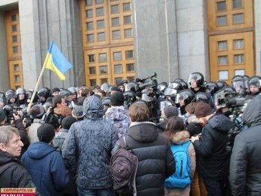 У здания мэрии Харькова проходят три пикета