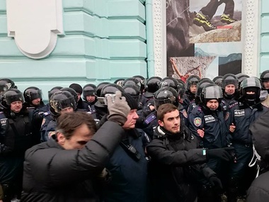Митингующие в Харькове пытались посадить в мусорный бак депутата горсовета от ПР. Фоторепортаж