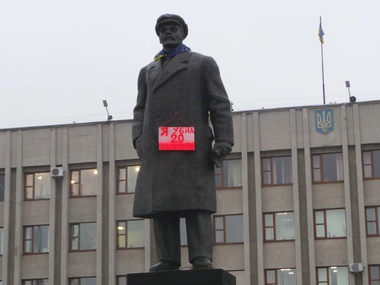 В Славянске на памятнике Ленину появилась табличка "Я убил 20 миллионов"