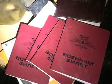 Бирюков опубликовал документы российских военных, взятых в плен под Донецком. Фоторепортаж
