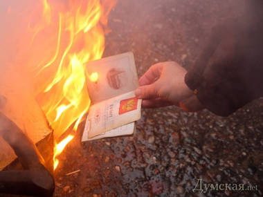 Российский правозащитник сжег свой паспорт перед консульством РФ в Одессе