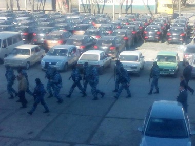 Журналист: К редакции крымскотатарского телеканала АТR в Симферополе приехал полный КамАЗ с силовиками 