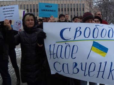Жители Риги провели у стен российского посольства акцию в поддержку Савченко