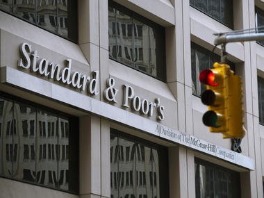 Standard & Poor`s понизила кредитный рейтинг России до "мусорного" уровня