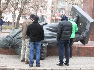 В Бердянске неизвестные снесли памятник Ленину