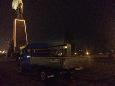 Ленина в Запорожье окружают забором. Фоторепортаж