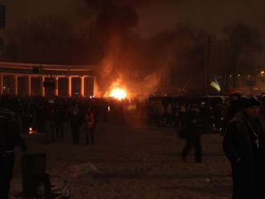 "Беркут" оттеснил протестующих от входа на стадион "Динамо"