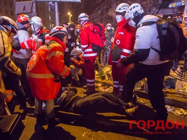 В Киеве на Грушевского не хватает "скорых", чтобы забрать раненых