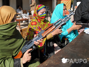В Пешаваре учителей школы обучают пользоваться огнестрельным оружием