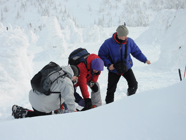 МЧС: Спасатели нашли троих сноубордистов, которые попали под лавину в Закарпатье